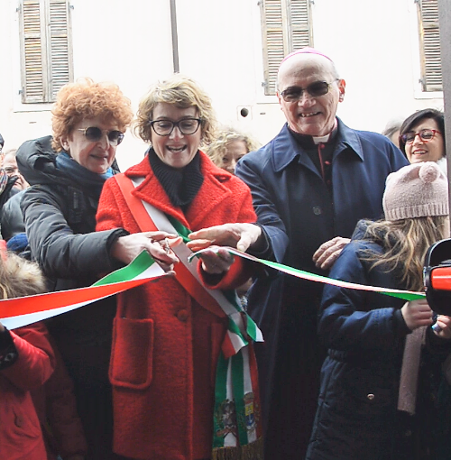 Tiziana Gibelli inaugura Casa Maccari a Gradisca d'Isonzo assieme al sindaco Linda Tomasinig e l'arcivescovo di Gorizia Carlo Redaelli